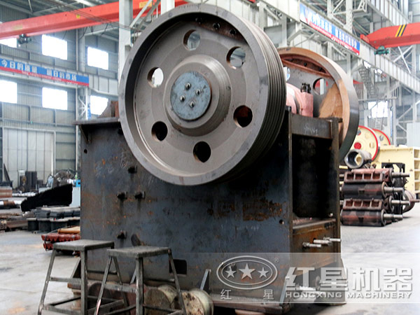 小型石料破碎機車間