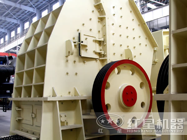 錘式破碎機側面圖