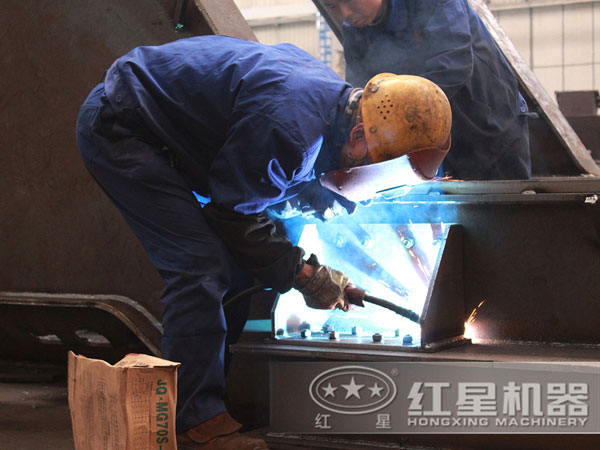 紅星反擊式破碎機生產車間工人