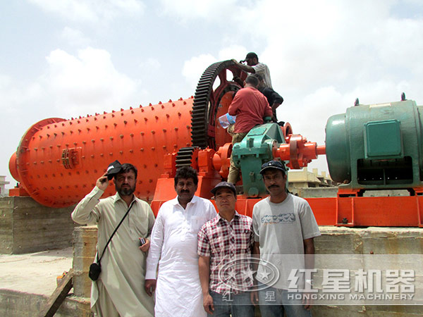 錳礦石球磨機(jī)生產(chǎn)現(xiàn)場(chǎng)