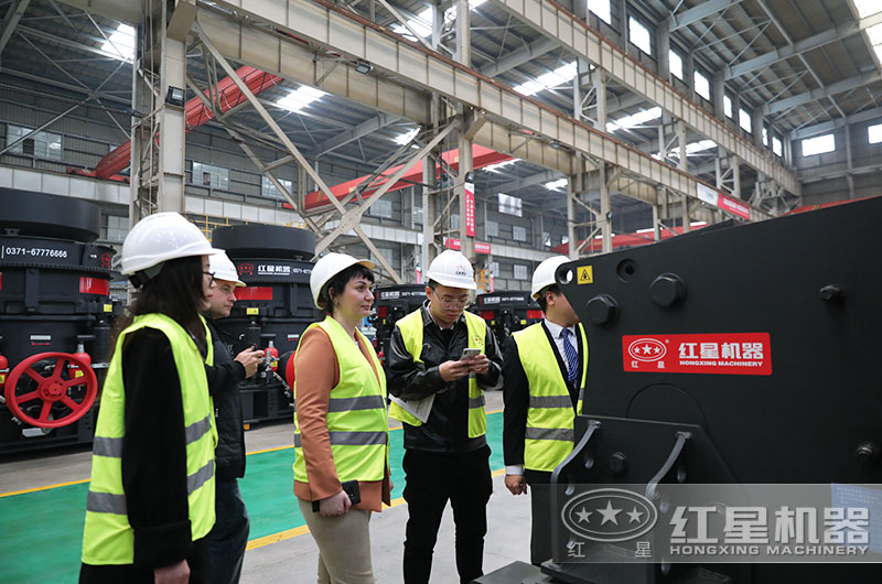 客戶來廠考察破碎機設備