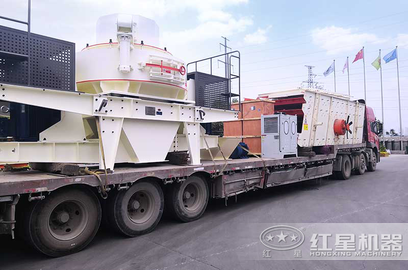 整套沖擊式制砂機設備裝車發貨中