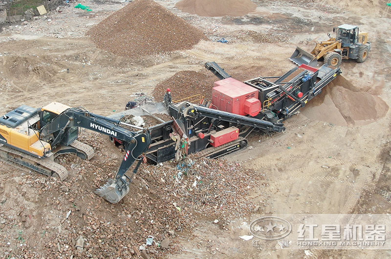 履帶式移動反擊式破碎機建筑垃圾現場