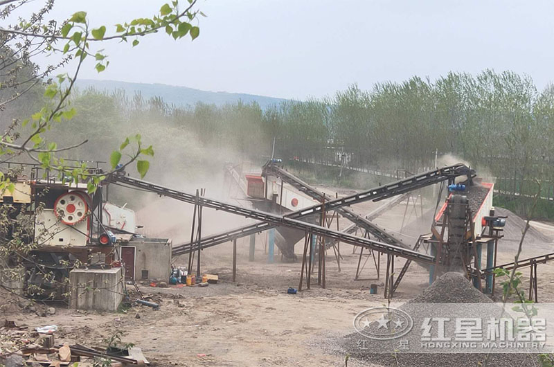 石灰石制砂作業現場