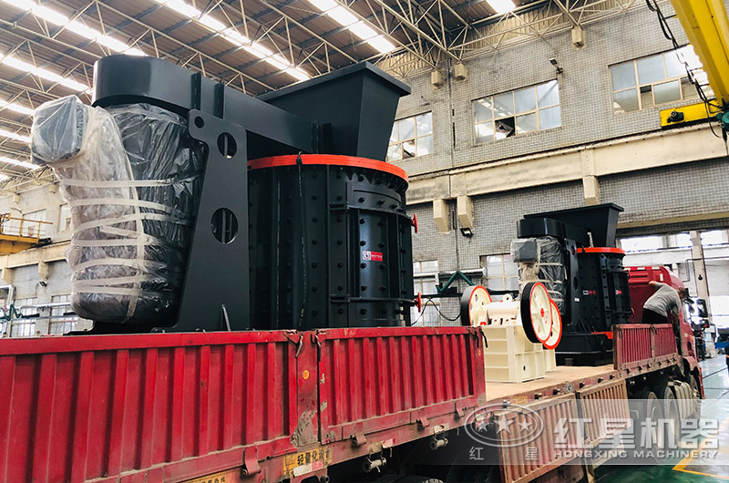 復(fù)合式破碎機(jī)裝車發(fā)貨中