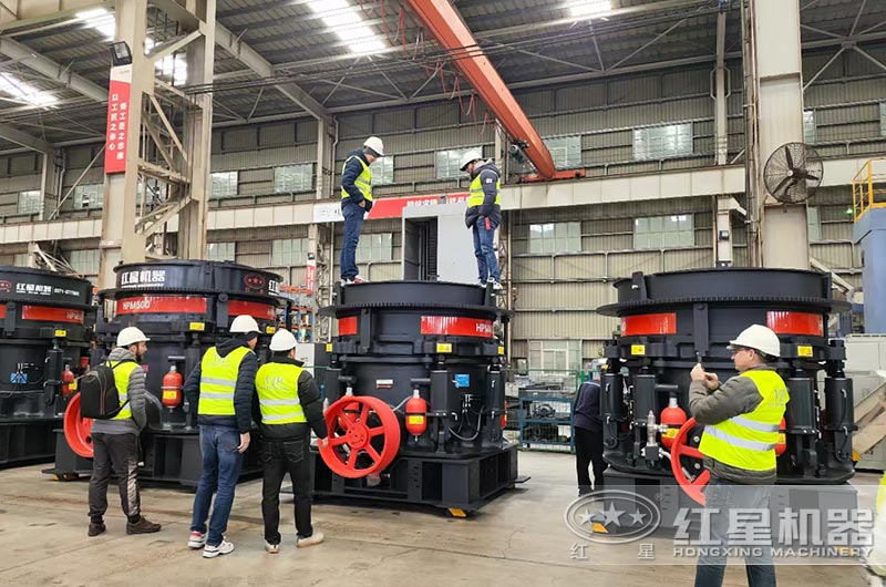 客戶(hù)來(lái)廠參觀選購(gòu)破碎機(jī)