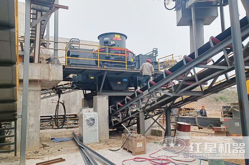 作業(yè)中的VSI制砂機設(shè)備