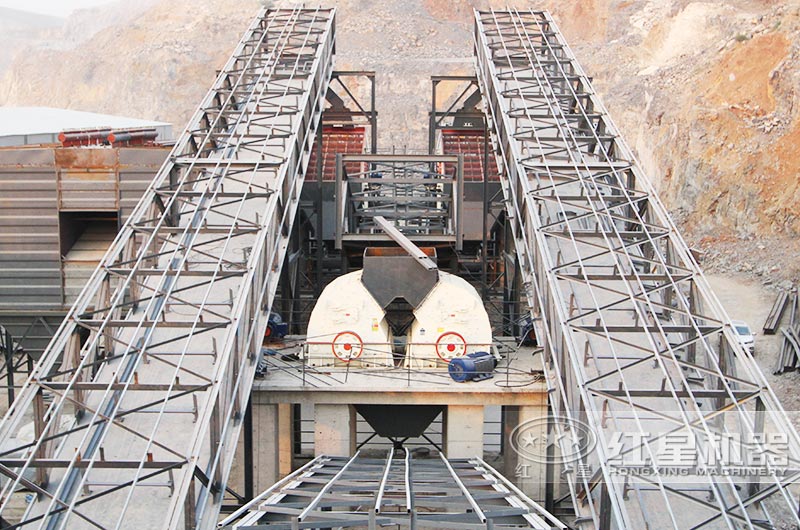 錘式破碎機(jī)破碎石灰石現(xiàn)場