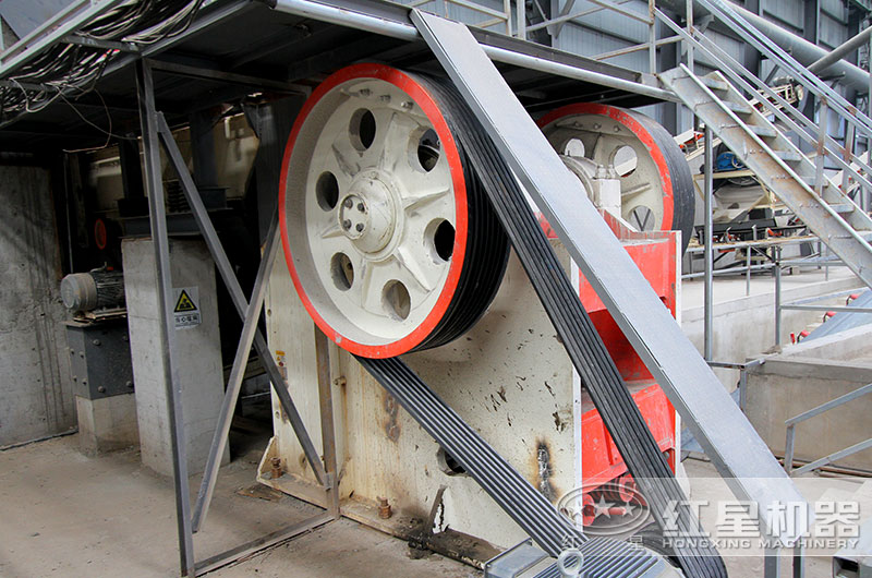 69顎破機(jī)生產(chǎn)現(xiàn)場(chǎng)實(shí)拍圖