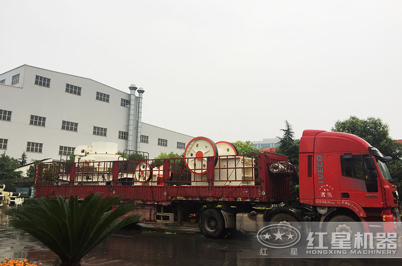 成套礦石破碎機裝車發貨中