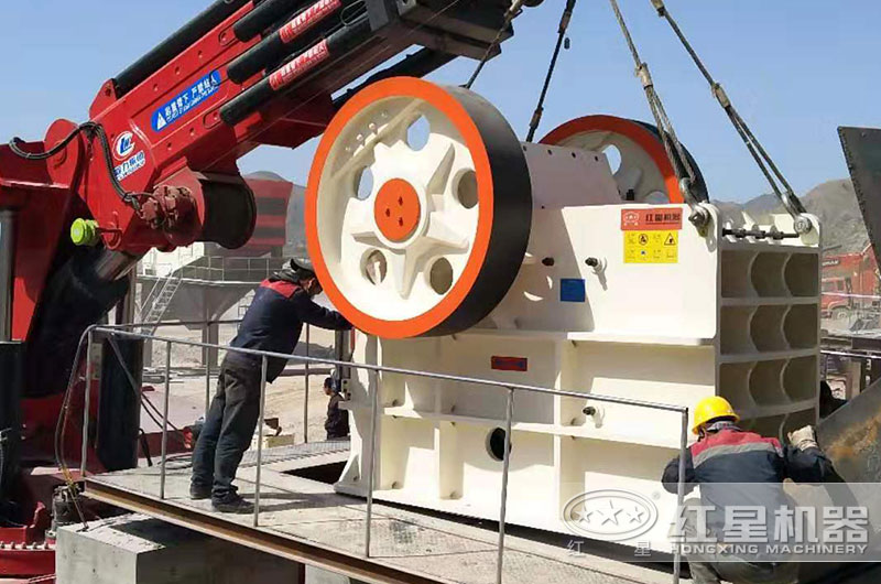 顎式破碎機，石灰石粗碎