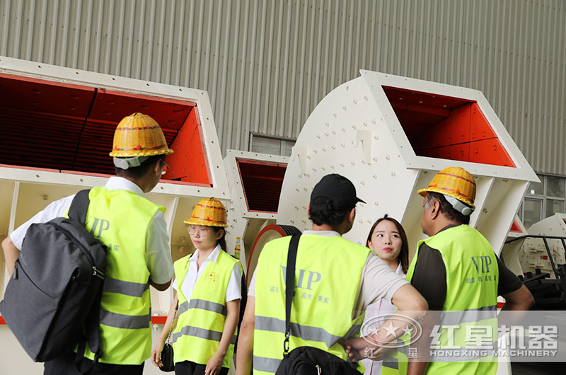 客戶來廠考察廢玻璃加工設(shè)備