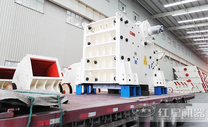 新型碎石機發(fā)貨現(xiàn)場