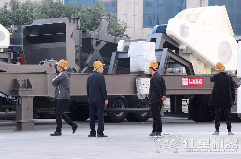 用戶到廠考察移動破碎篩分一體機