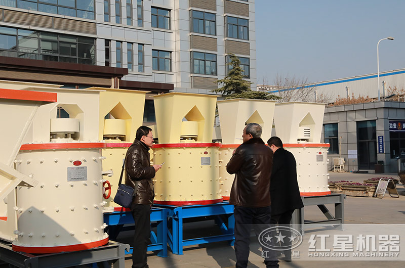 客戶來廠考察立式復合破碎機設備