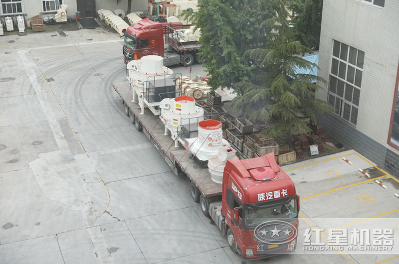 紅星石頭磨粉機(jī)成套設(shè)備裝車發(fā)貨中