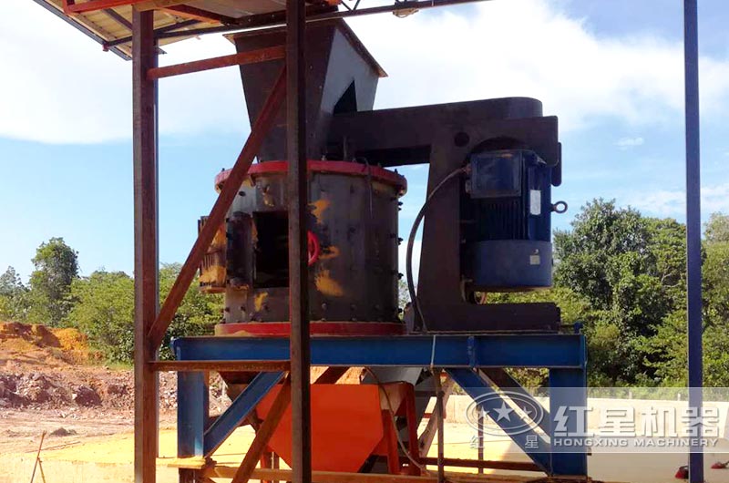 立式板錘制砂機作業現場