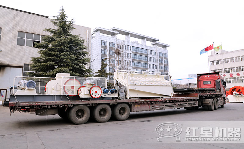 又一整套對(duì)輥制砂機(jī)裝車發(fā)貨中