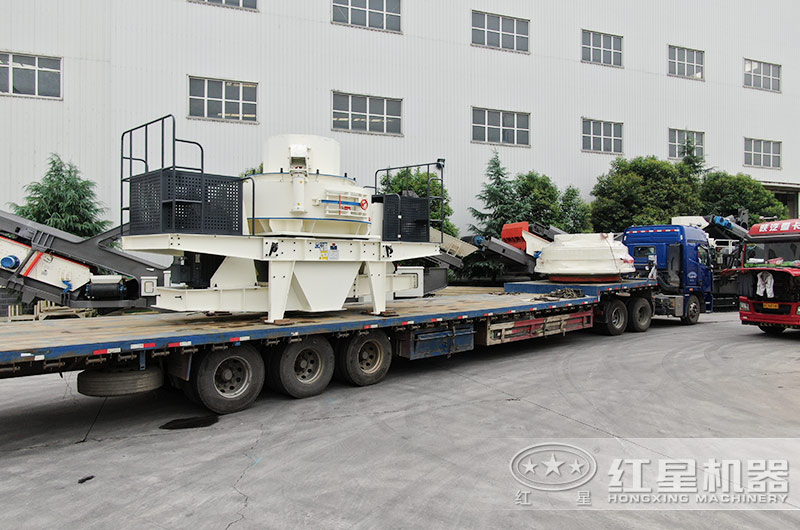 紅星成套石子加工設備裝車發貨現場