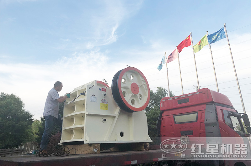紅星機器大型顎破石子機發貨現場