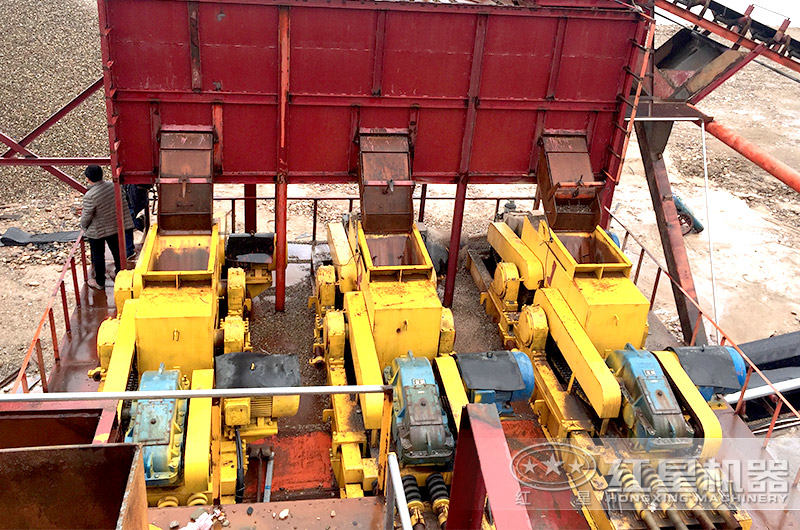 三臺對輥破聯合作業，江蘇客戶鵝卵石破碎現場