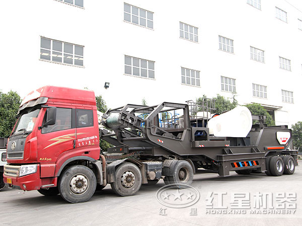 移動型河卵石自動破碎機(jī)發(fā)貨現(xiàn)場