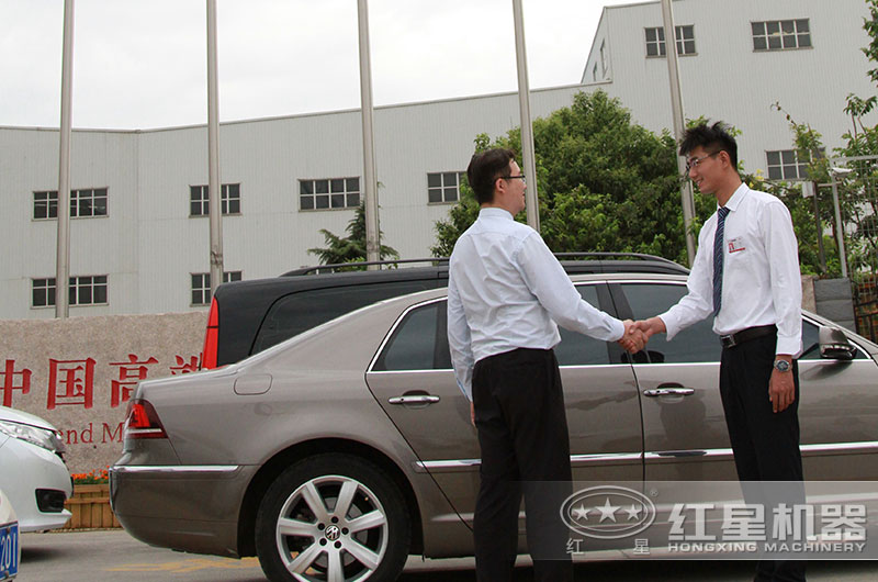 銷售經理接待來訪顧客