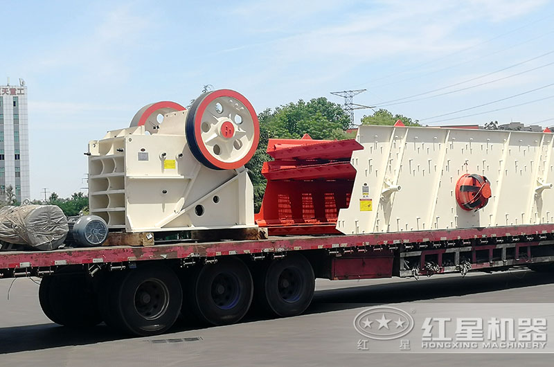 顎式破碎機(jī)裝車，準(zhǔn)備發(fā)往河南安陽