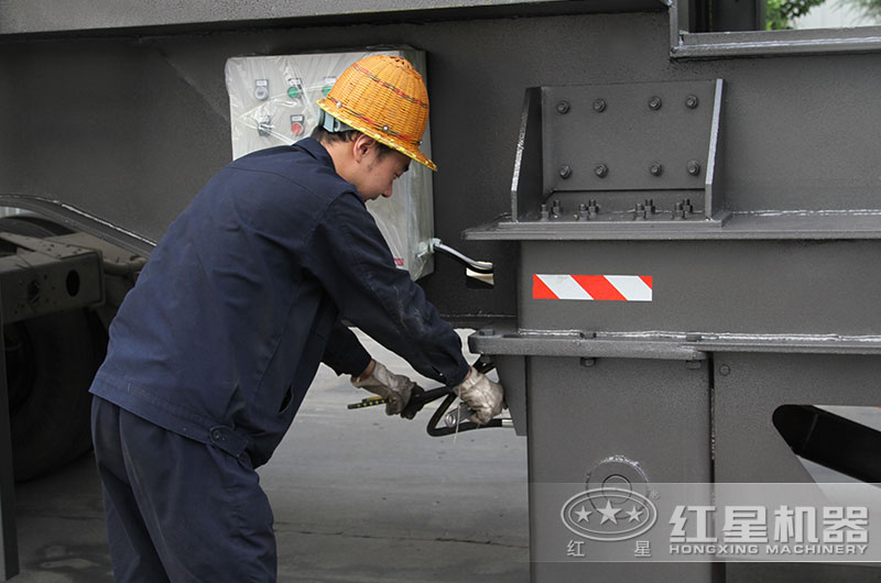 紅星技術工人認真對待設備的每一個部件