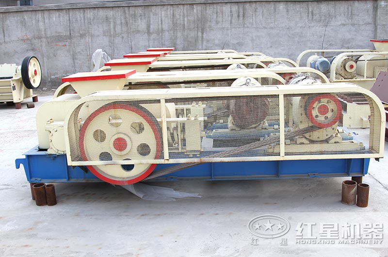 紅星大型廠家，對輥式粉碎機有現貨