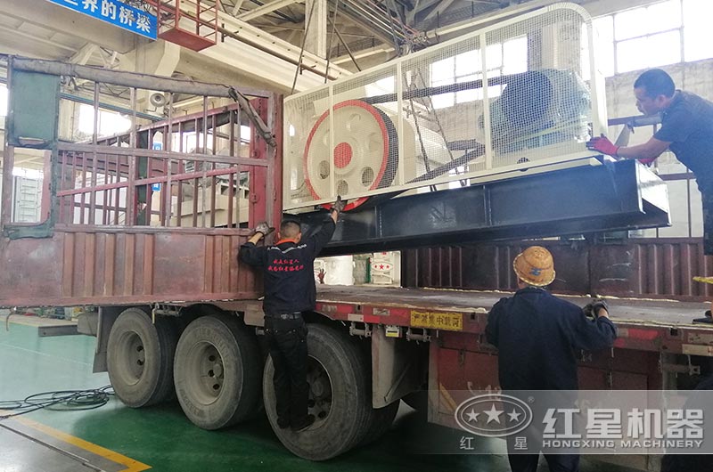 對輥式粉碎機裝車，準備發貨