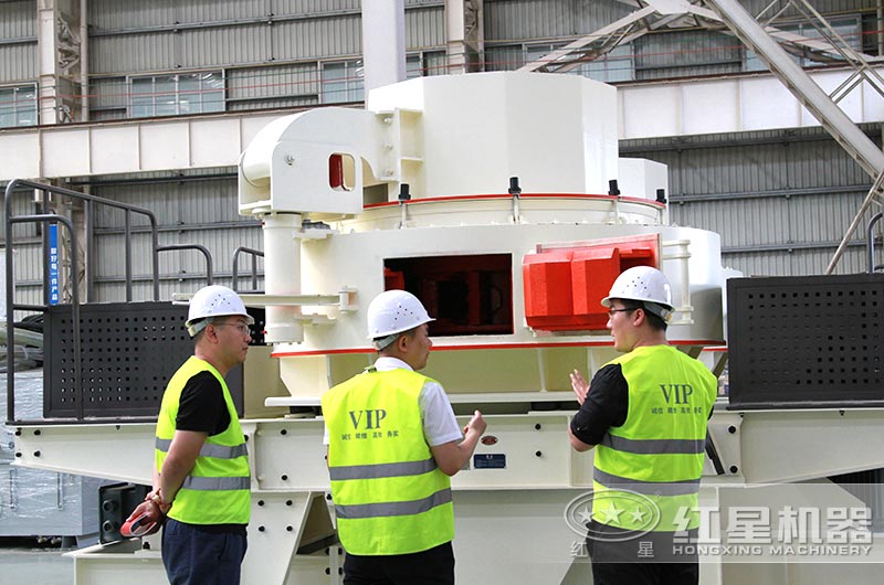 客戶來廠考察設(shè)備，經(jīng)理陪同詳細(xì)介紹