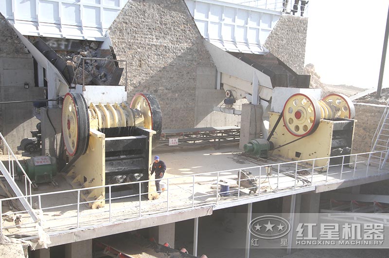 大型破碎機生產(chǎn)現(xiàn)場圖