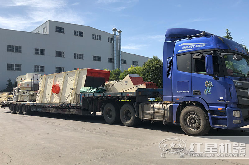 又一臺小型石頭沖擊式破碎機發貨了