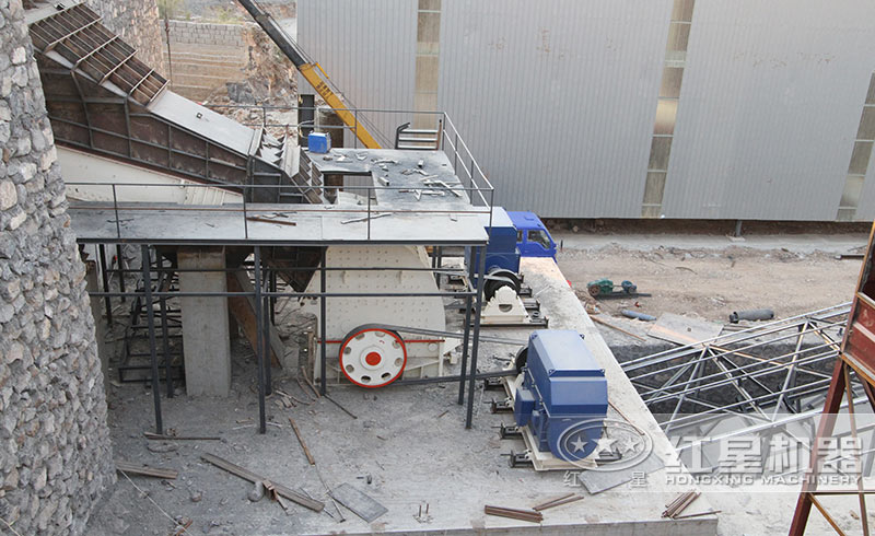 新型重錘式破碎機生產現場圖