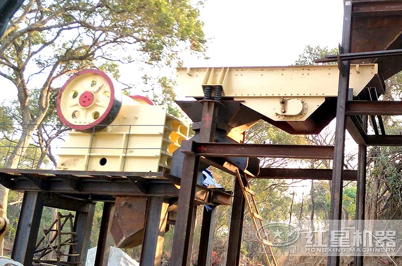 顎式破碎機現場作業圖片