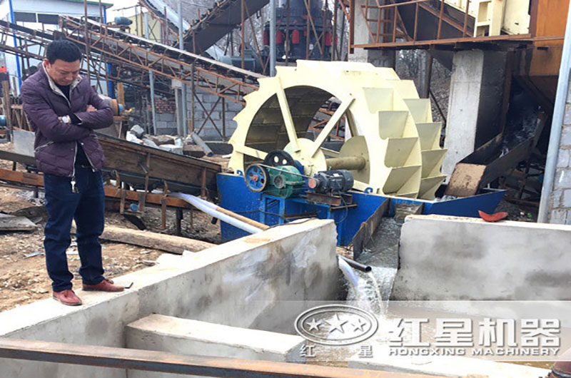 洗砂機旁配置沉淀池，實現水資源循環利用