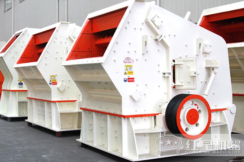 中小型反擊式粉碎機進料口大，破碎腔深