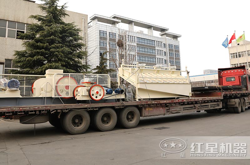 對輥制砂機從河南紅星廠區(qū)發(fā)貨