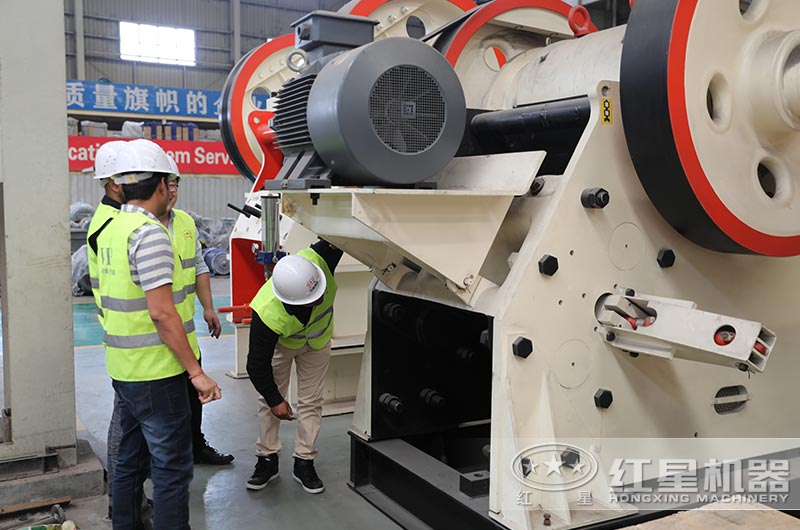 客戶來廠區了解石子生產線的相關設備