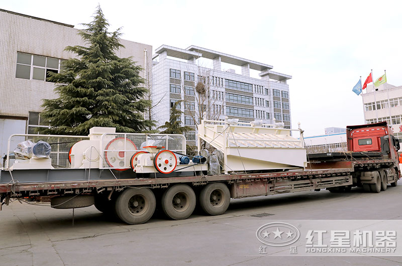 對輥式破碎機發貨現場圖