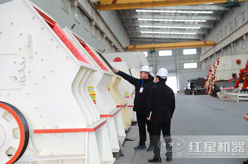 紅星客戶到廠參觀錘式打砂機(jī)