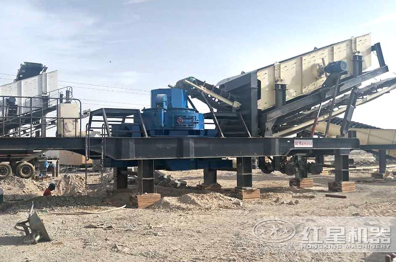 小型流動(dòng)式石子制砂機(jī)生產(chǎn)現(xiàn)場(chǎng)