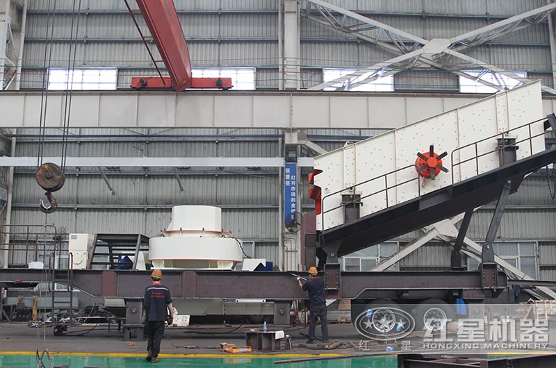 小型流動(dòng)式石子制砂機(jī)車間實(shí)拍圖