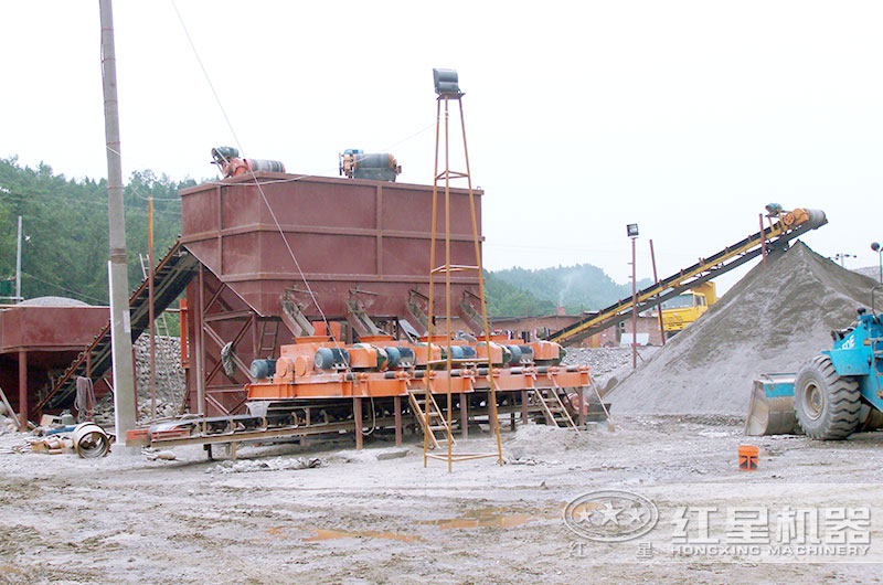 大型對輥破碎機生產(chǎn)現(xiàn)場