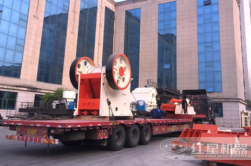 時產(chǎn)30噸小型顎式碎石機發(fā)貨現(xiàn)場圖