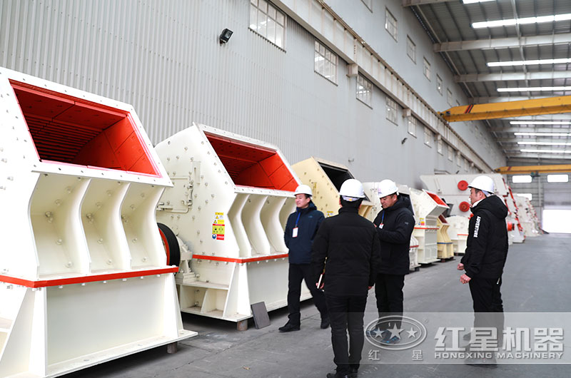 紅星客戶到廠參觀考察PCZ2225錘式破碎機