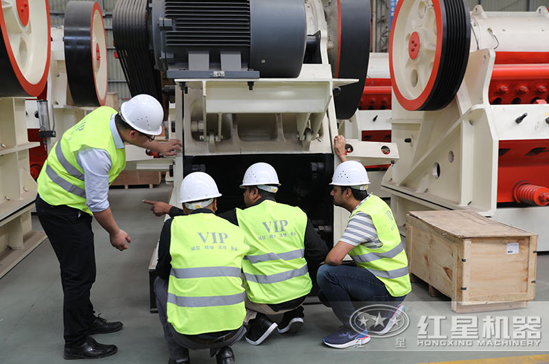 紅星客戶到廠近距離考察砂石破碎機