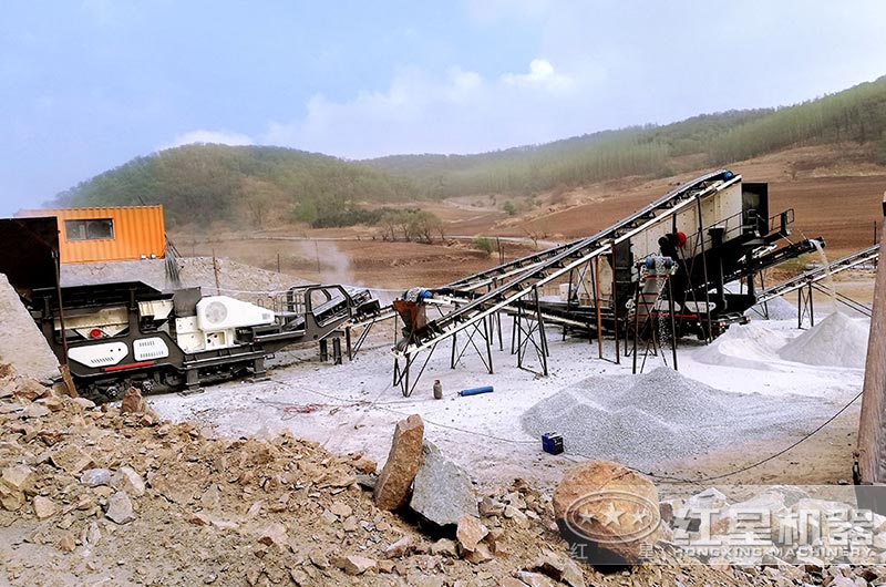 移動式破碎機生產現場_移動鄂破+移動反擊破