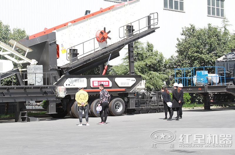 紅星客戶到廠考察、選擇移動式破碎機